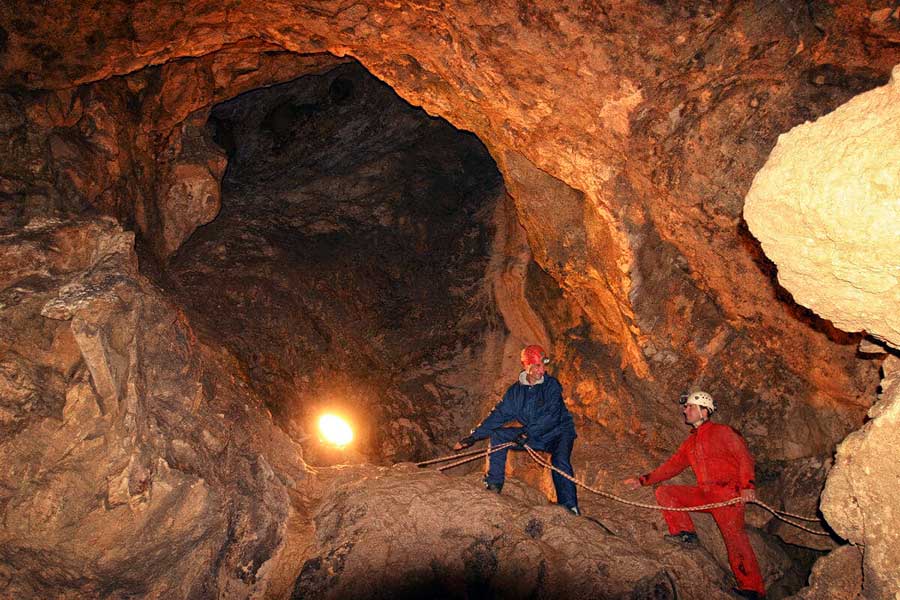 зал гиви смыр в абхазии новоафонская пещера