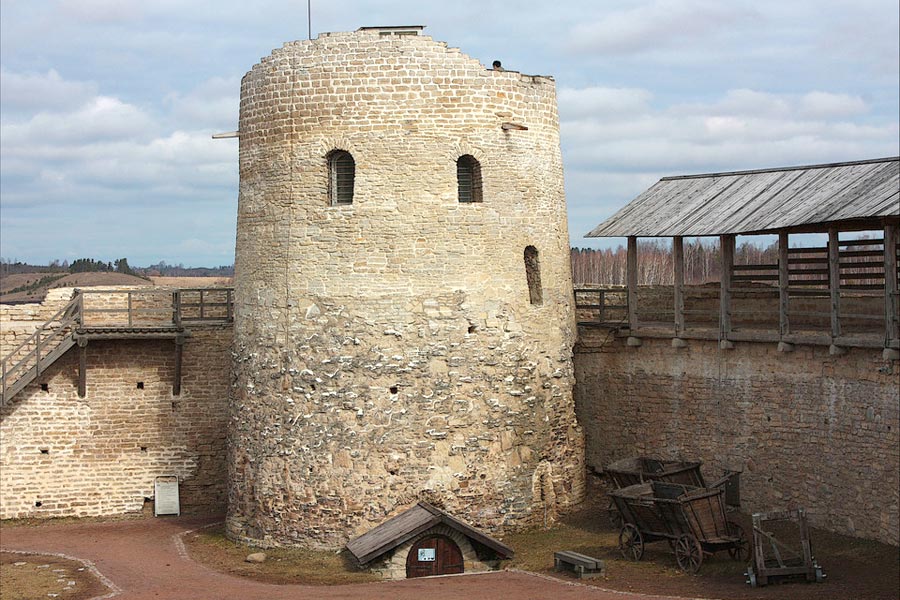 башня луковка в изборской крепости